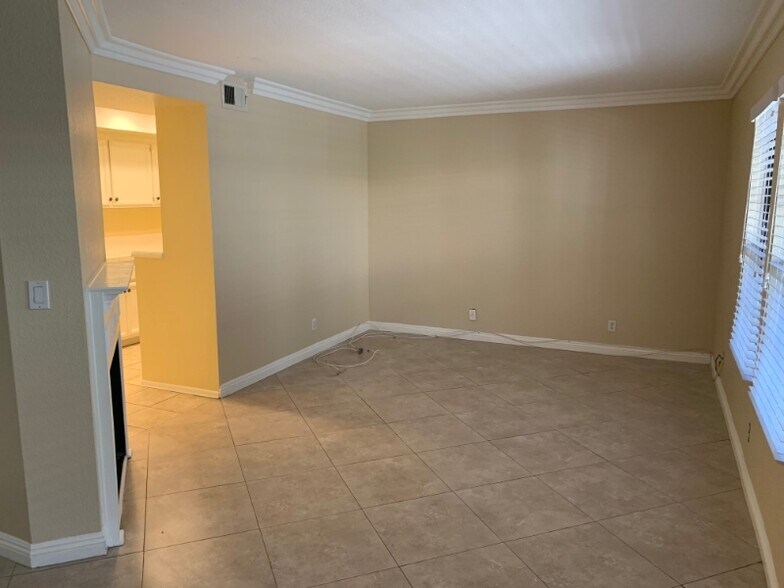Building Photo - 8167 Vineyard Ave