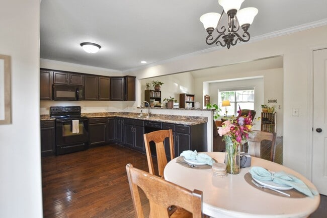 Building Photo - Pet Friendly Three Bedroom!