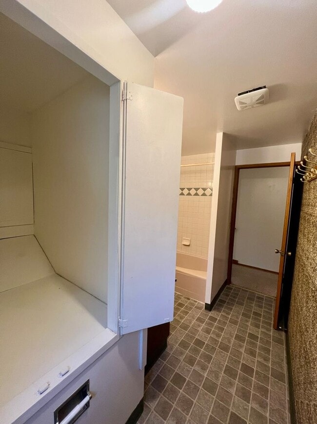 Building Photo - West Olympia Tri-Level Home