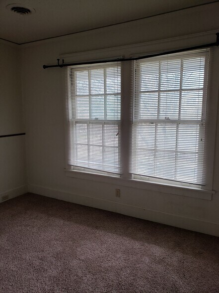 Building Photo - 918 E Locust St