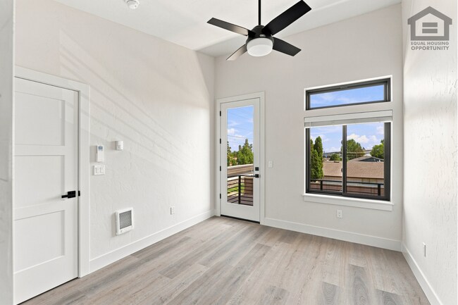 Building Photo - 2548 SW Yew Ave