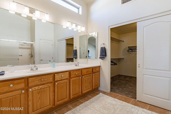 Building Photo - 36500 S Rock Crest Dr