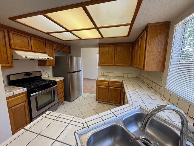 Building Photo - 581 Hellyer Ave