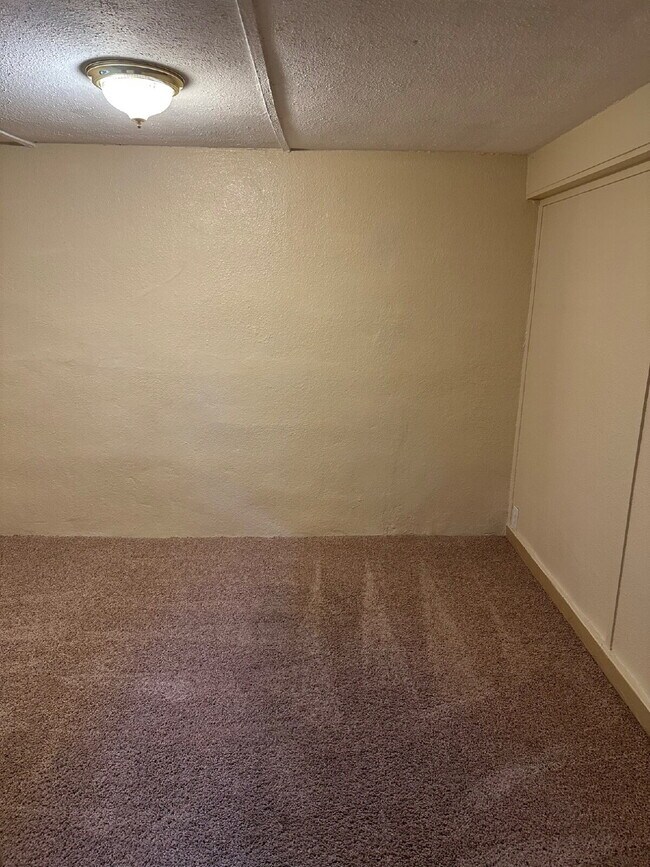 Building Photo - "Charming 4-Bedroom Oasis with 2 Full Bath...