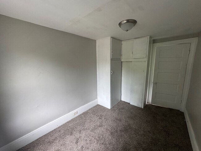 Building Photo - Charming 3-Bedroom Property in Prime Location
