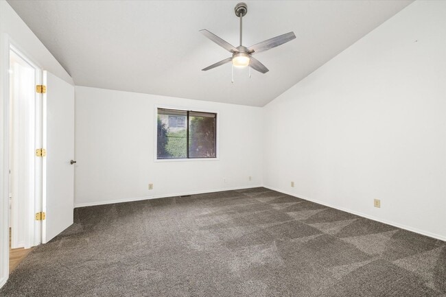 Building Photo - Charming 3-Bed, 3-Bath Home in Quiet Boise...