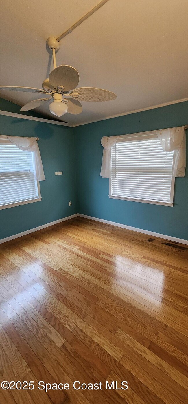 Building Photo - 833 Cronin Ave