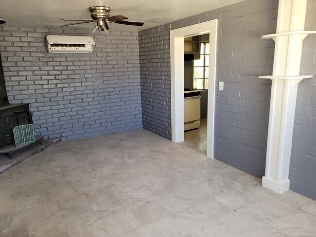 Building Photo - 461 W Thurber Rd