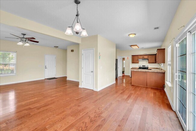 Building Photo - Spacious 4 Bed, 2.5 Bath in White Oak