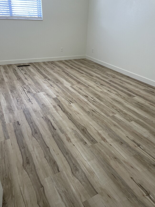 Building Photo - 89 S Valley Dr