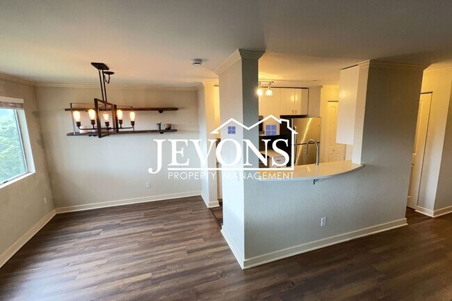 Building Photo - Available Now - 2BR/1.5BA Condo in Kirkland