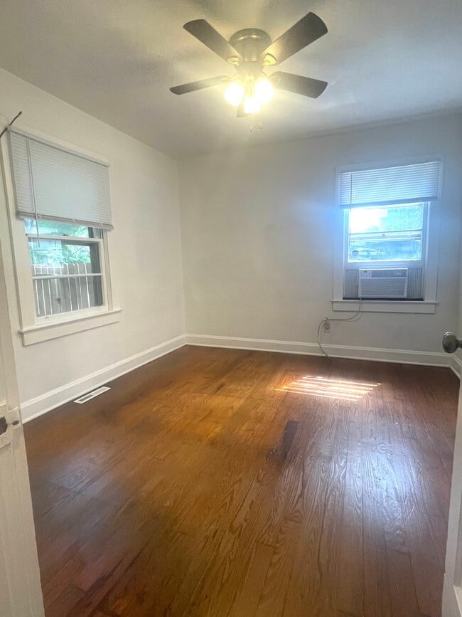 Building Photo - Cute 2 Bedroom, 1 Bathroom Home Minutes fr...