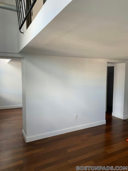 Building Photo - 12 Locust St