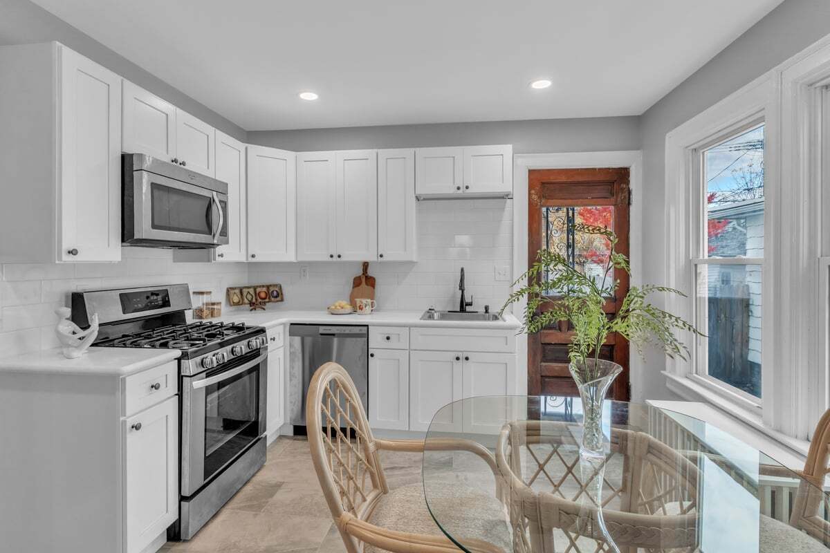 Building Photo - 80 E Hazeltine Ave