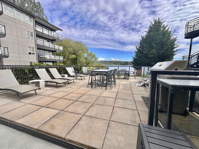 Building Photo - Rare Kirkland Condo on the Juanita Waterfront! Available August 1st, 2026!
