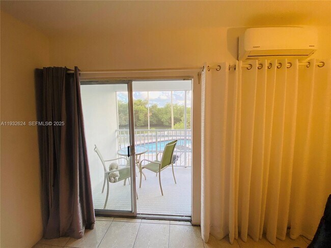 Building Photo - 1560 NE 127th St