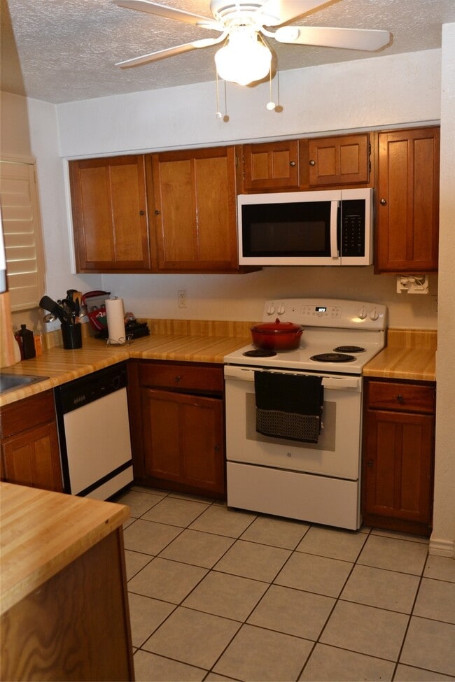 Building Photo - 7410 Crystalglen Dr