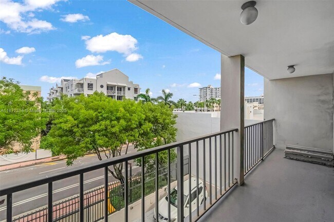 Building Photo - 2625 Collins Ave