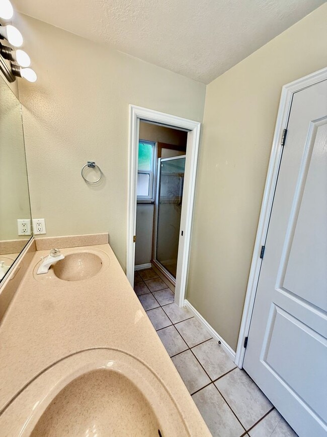 Building Photo - Adorable Home is Mirage Estates at Southgate