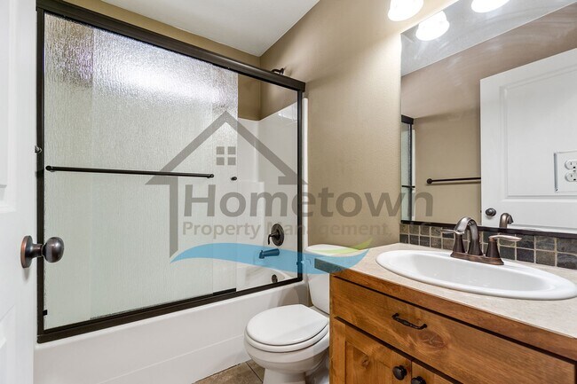 Building Photo - 3 Bedroom 3 Bathroom Home with Attached 2 Car Garage Available in Coeur d'Alene!