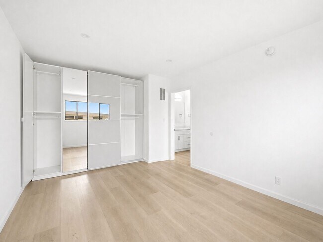 Building Photo - 337 Rexford Dr