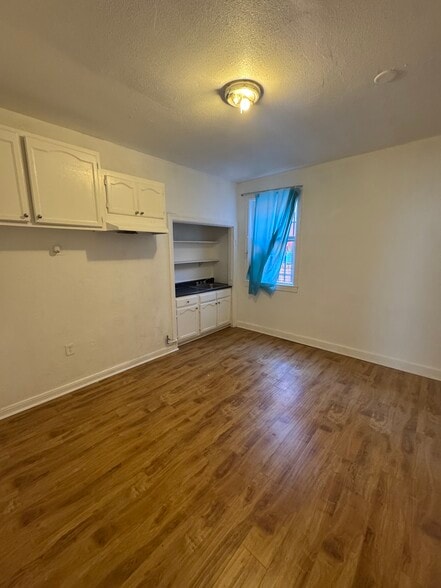 Building Photo - 256 W Florence Ave