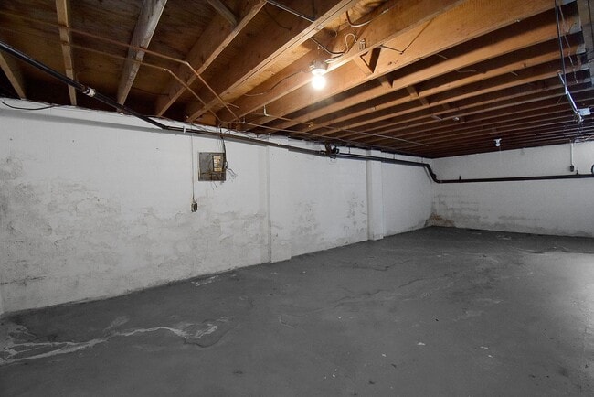 Building Photo - 2 Bedroom Townhouse w/Basement Apartment