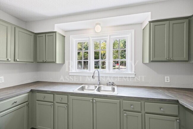 Building Photo - HUGE 4 BED 2 BATH PROPERTY!!!!!! SECTION 8...