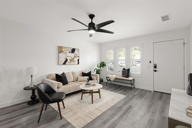 Building Photo - 1704-1710 Hanford Dr