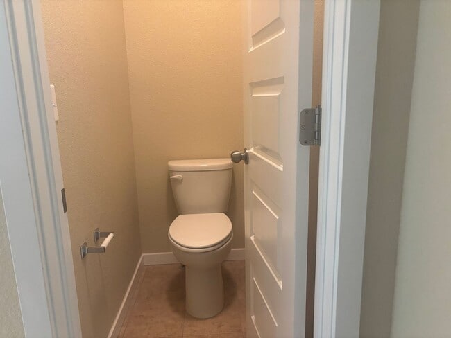 Building Photo - 5 Bedroom, 3 Bathroom Single-Family Home w...
