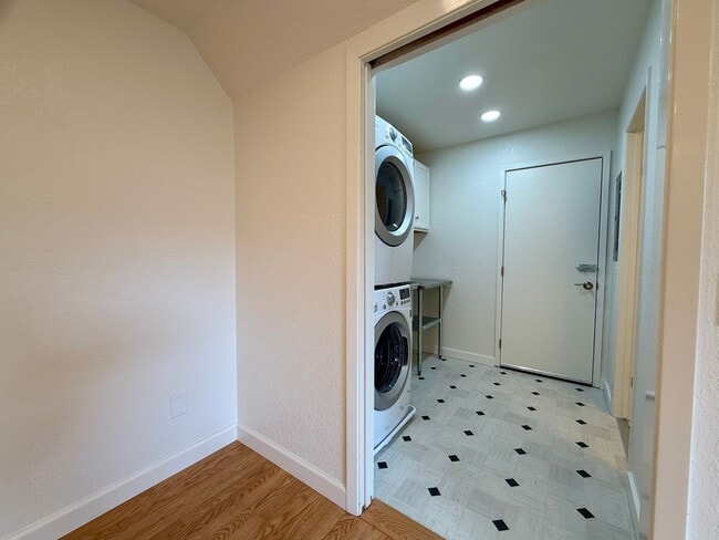 Building Photo - Coastal Living at its Finest (In-Law Suite...