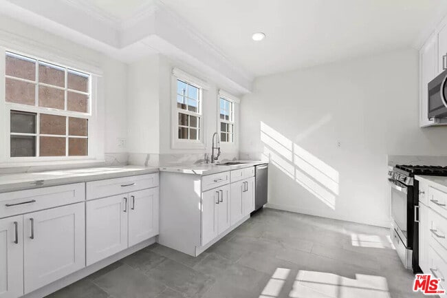 Building Photo - 1235 S Tremaine Ave