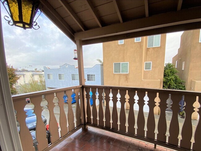 Building Photo - Awesome PL Location! Exclusive Garage! Balcony!