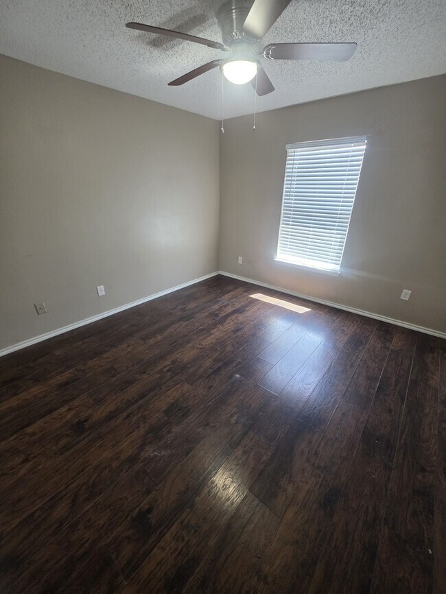 Building Photo - 4 bed 2 bath home