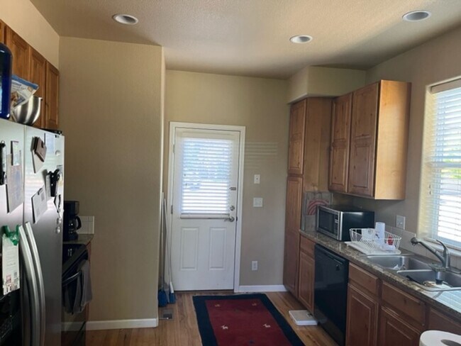Building Photo - Beautiful move-in ready patio home in Fort...