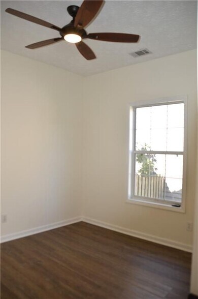 Building Photo - 2021 Crestview Way