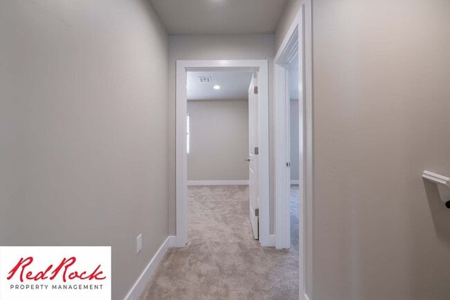 Building Photo - Modern 4-Bed Townhome in Hurricane Heights