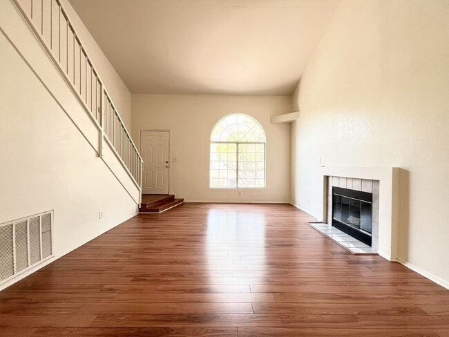Building Photo - Spacious Townhome in Desirable Green Valle...