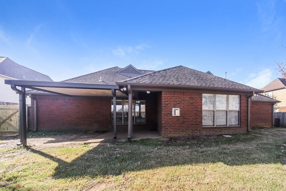 Building Photo - 10442 Sanford Dr