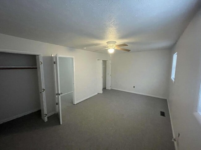 Building Photo - 121 Scenic Pk Pl