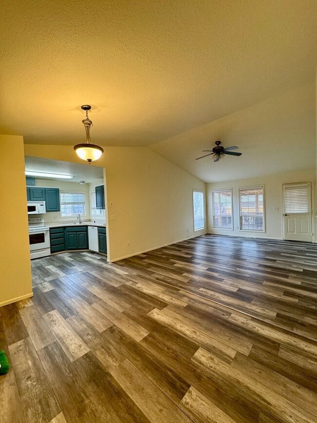 Building Photo - Adorable Home in SW Redmond with Huge Back...