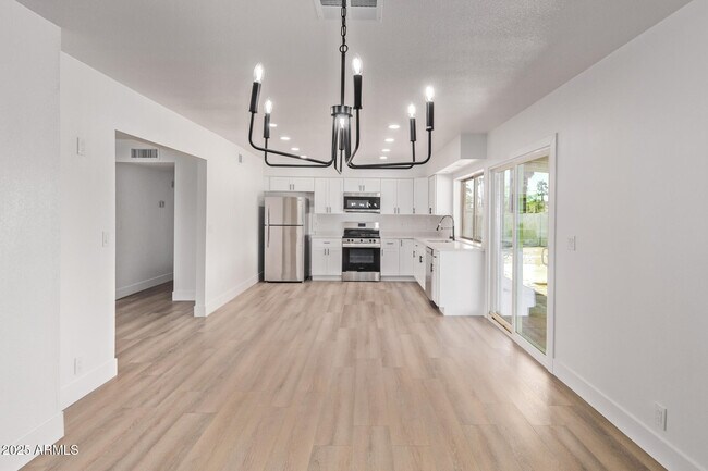 Building Photo - 816 E Saguaro St