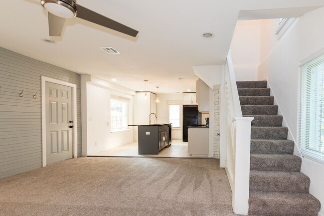 Building Photo - N Rosedale Ave Duplex