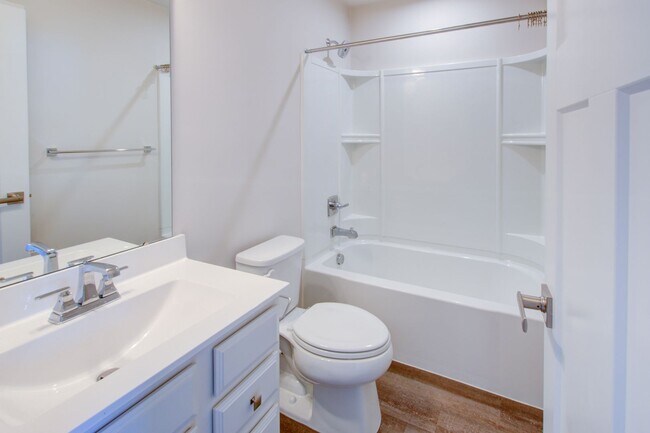 Building Photo - Like New End Unit Townhome, 3 Bed 2.5 Bath