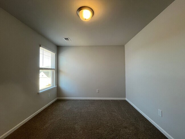 Building Photo - New 4/3 Townhome Available Now
