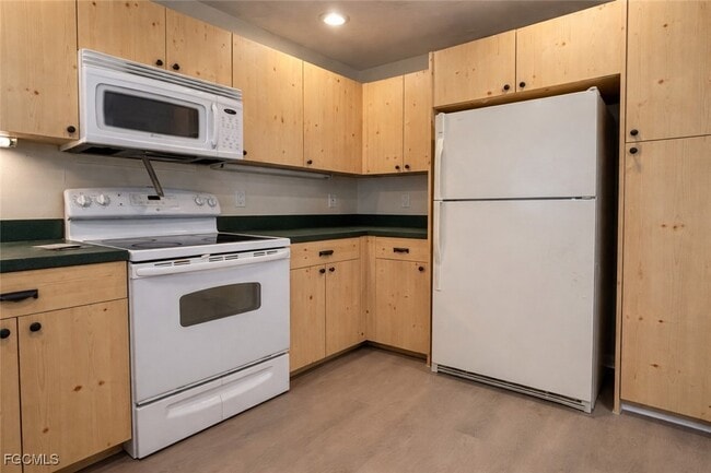 Building Photo - 3618 SW 2nd Ln