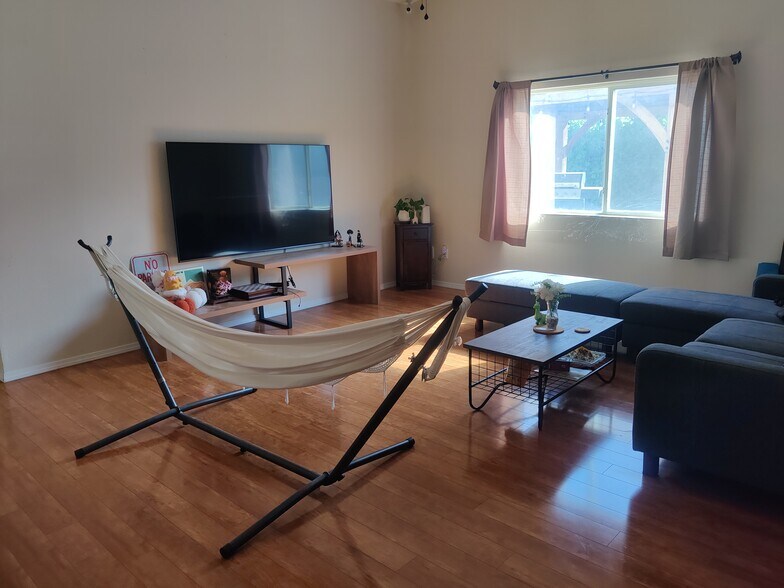 Building Photo - 420 Sawtooth St SE