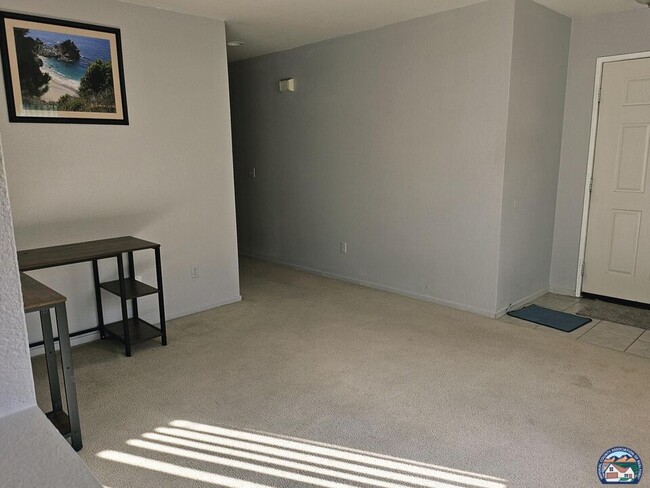 Building Photo - 1481 Rodeo Dr