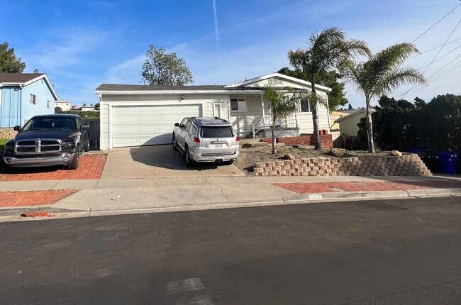 Building Photo - Updated 5 bedroom 3 bathroom house w/ HUGE YARD