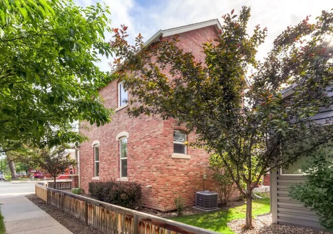 Building Photo - 1 bed 1.5 bath Stand Alone Townhome. Move-In Anytime Between March 15 - May 1st.